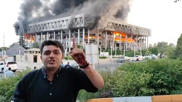 Так сейчас выглядит здание телекомпании IRIB после авиаудара Израиля.  Тем не менее, трансляция ...