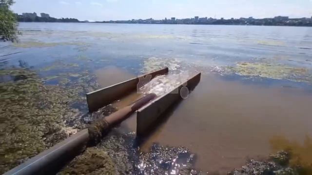 Сливают отходы: около Северного моста прямо в водохранилище сливают отходы. Из вот такой трубы.