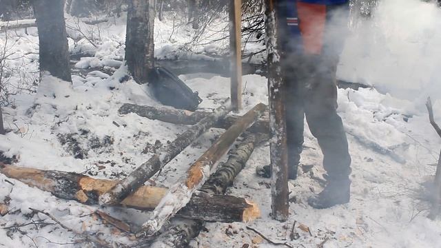 Скамья-трансформер из подручных лесных материалов | Building a Simple Wooden Bench in the Forest