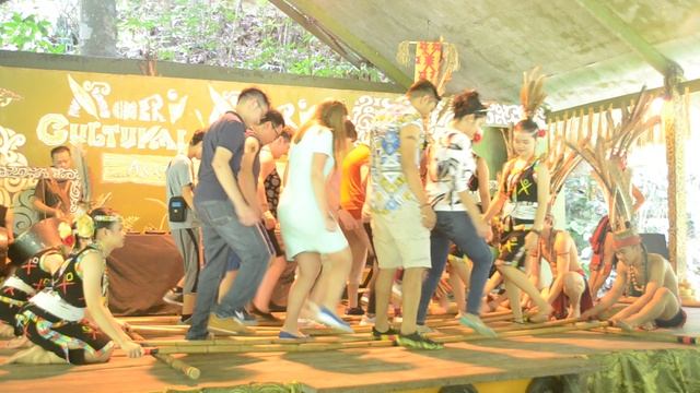 Прыжки через бамбуковые прутья!Как в школе,в детстве на резиночке!