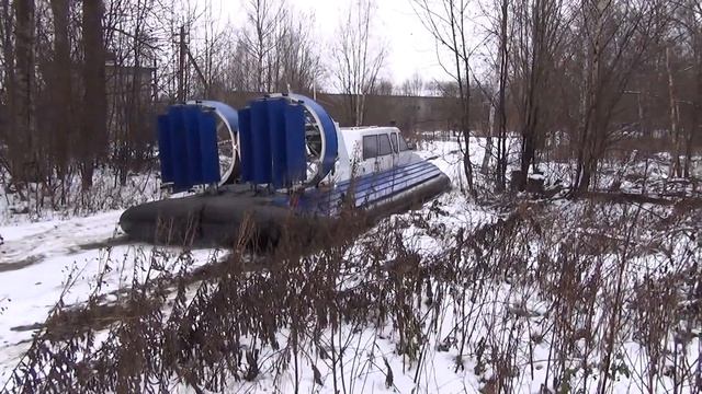 Катер на воздушной подушке ползет по раскисшей колее