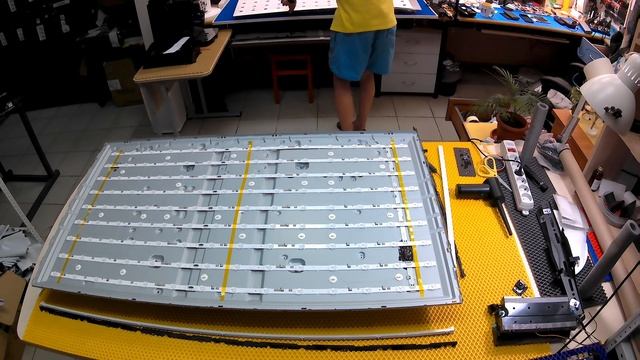 Замена одной из самых дорогих подсветок на телевизоре Samsung UE55JS7200U, 2015 года.