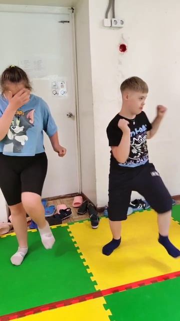 Зарядка с фитнес-тренером в летней продленке