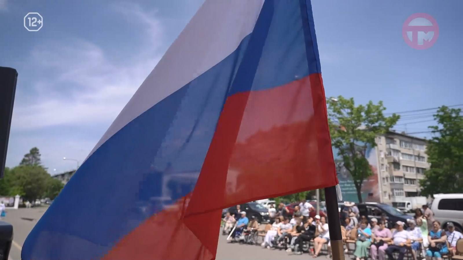 Душевный концерт собрал зрителей у Дома офицеров