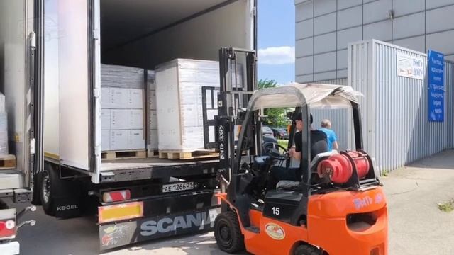 Склад. Прибыла очередная партия продуктовых наборов от фирмы АВГУСТ