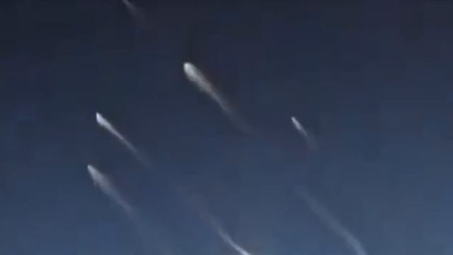 Из гражданского лайнера, который летит в ОАЭ удалось снять пуск и полет баллистических ракет Ирана.