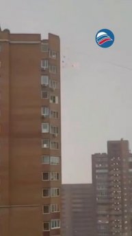 Фасад не выдержал: мощный разряд молнии повредил многоэтажку