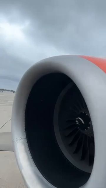 Самолёт Superjet-100 авиакомпании «Азимут» при взлёте из Внуково потерял капот правого двигателя.