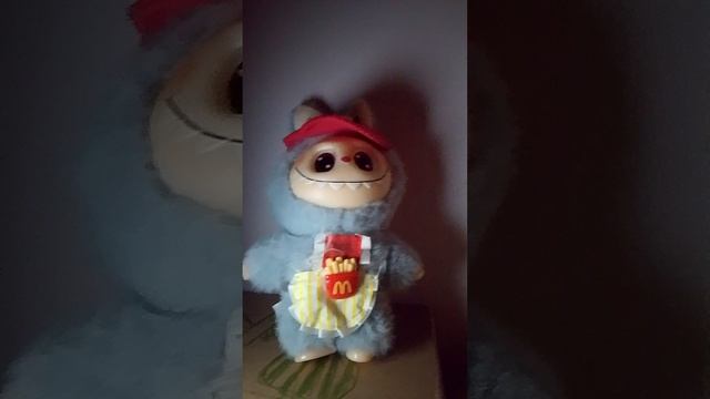 Лабубу танцует