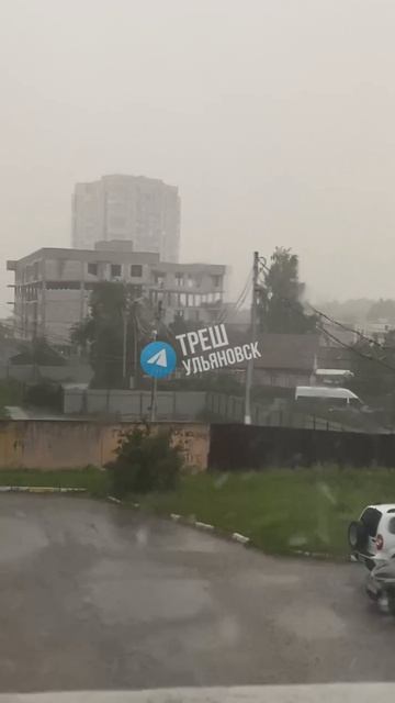 😱 Жесткий град размером с горох и ливень накрыли центр города  В каких районах тоже идет град?  🌴