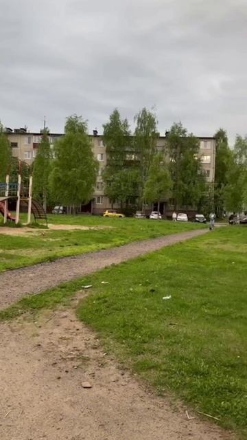 Трехкомнатная квартира площадью 61.8 кв.м расположена на пятом этаже пятиэтажного панельного дома
