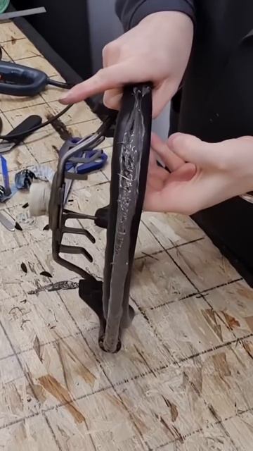 Насаживаем шланг на руль.