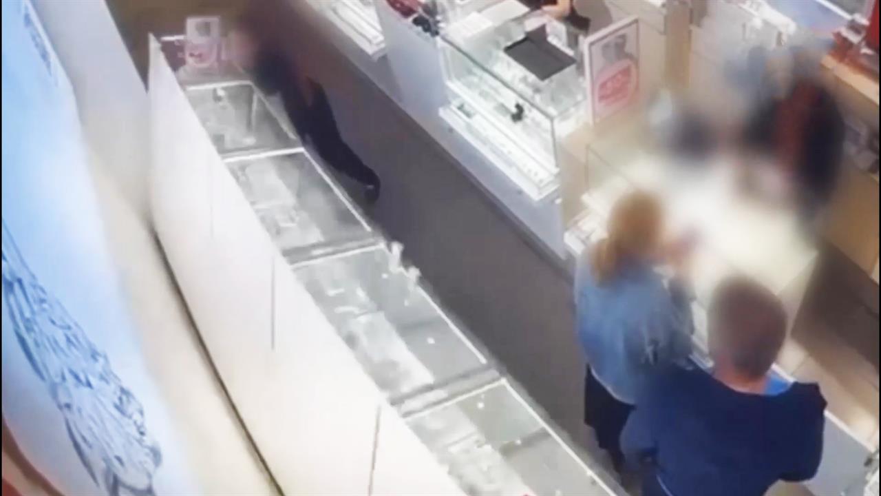 Момент падения витрины на посетителей магазина в Петербурге попал на видео