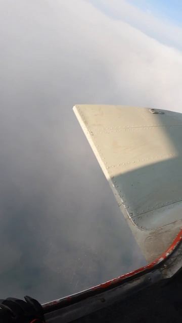 По краю облаков через открытую дверь самолета