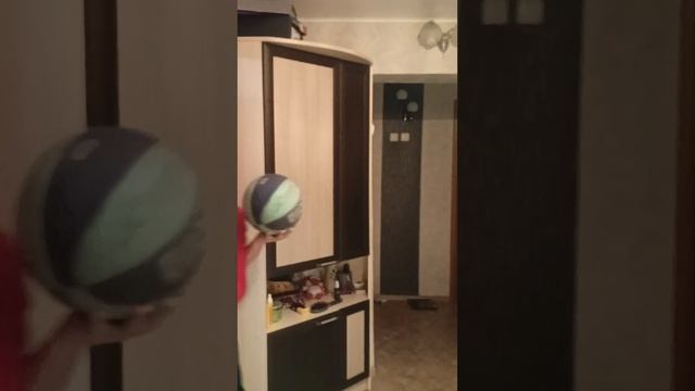 Яблоко будешь🍏