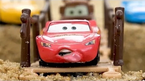 Игрушки Disney pixar cars Молния Маккуин обнаружил в пещере
