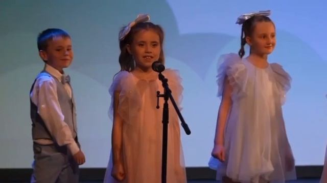 Вокальный ансамбль "Соловушка" 
"Светит солнышко"