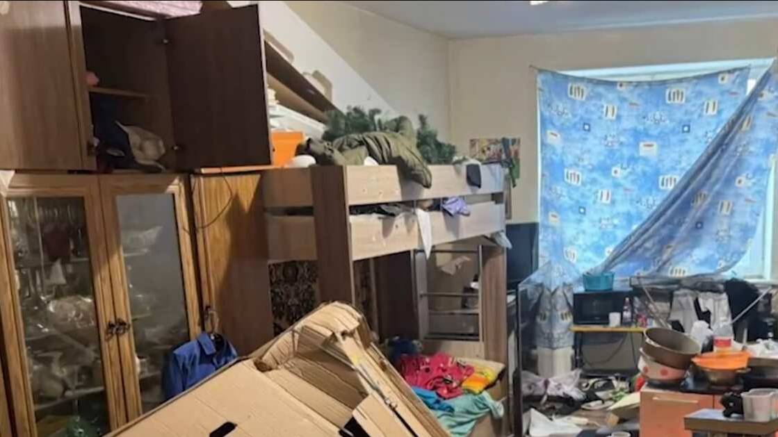 Дети сбежали из квартиры-свалки в Екатеринбурге, где их в наказание заперла мать