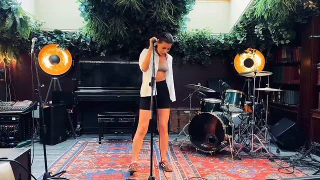 Ученица школы Анастасия Федорова с композицией Седьмой Лепесток на сцене Клуба Алексея Козлова.