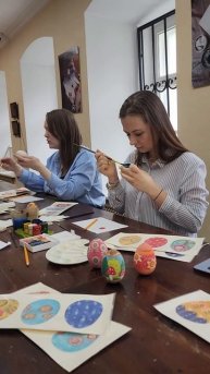 Светлый день, наполненный колокольным звоном и запахом весны.