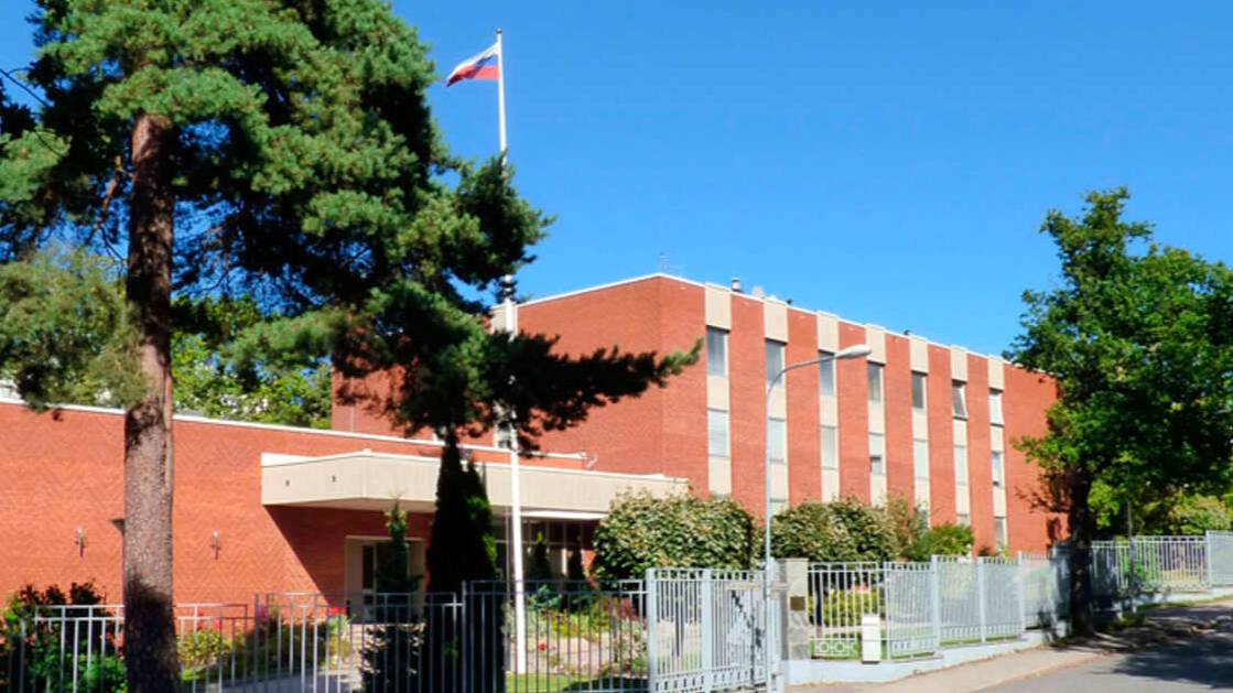 Дрон с краской атаковал здание торгпредства России в Швеции