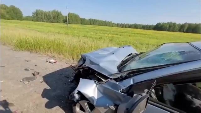 "Шевроле Круз" протаранил впереди едущую фуру на трассе в Курганской области