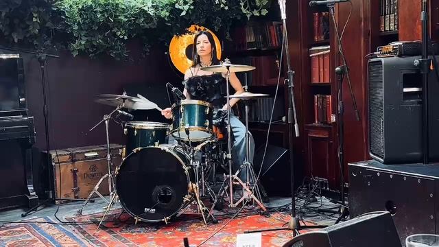 Ученица школы Жанна Чаваррия играет партию на барабанах, под музыку Lenny Kravitz Human