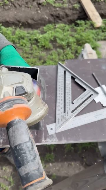 На стройплощадке Auf der Baustelle #shorts #стройка #baustelle #болгарка #сварка #немцы #дом #diy