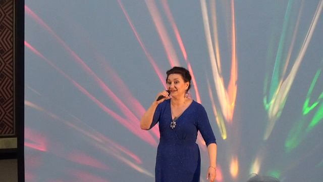 В сердца стучится май. А. Флятковский, Л. Дербенёв. Исполняет Нелли Семенкина.