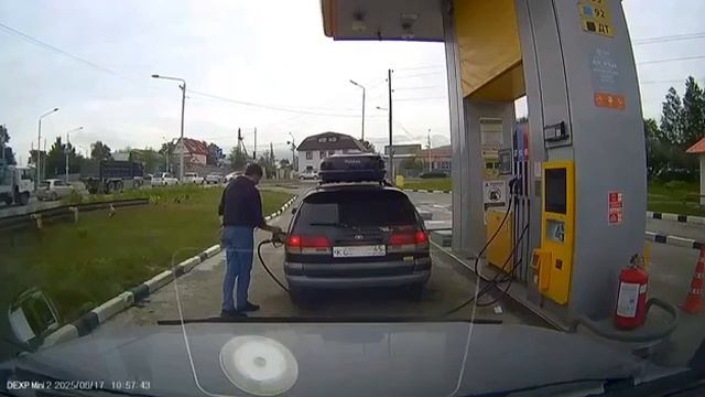 Гений поднёс зажигалку к бензобаку авто на АЗС в Южно-Сахалинске