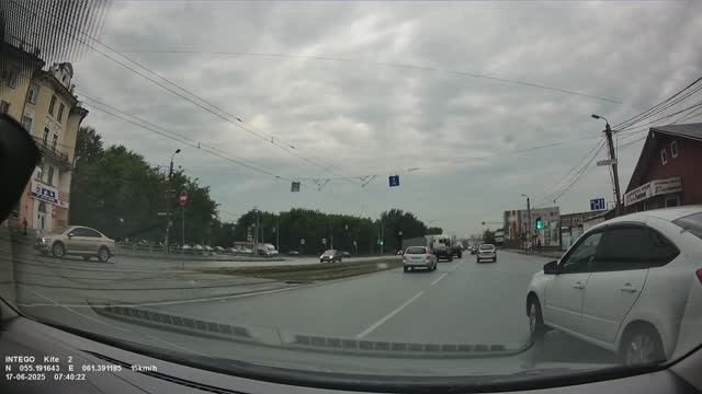 Типичный таксист в телефоне.