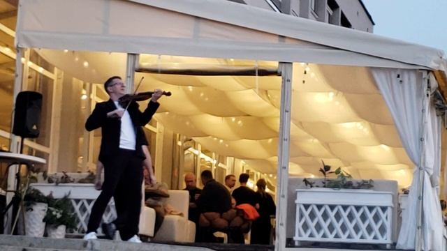 Живая музыка в летнем кафе ресторана "Строгов", отель Azimut Нижний Новгород.