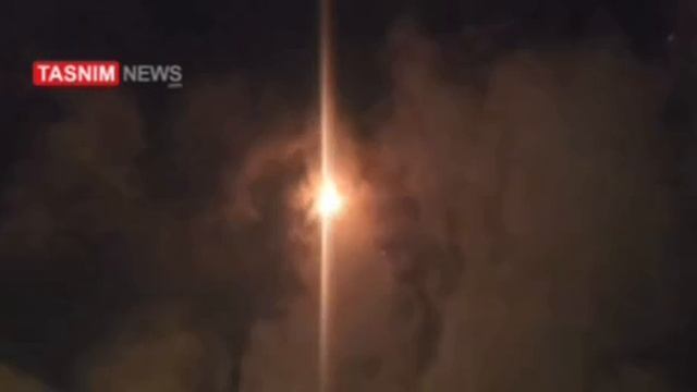 Иранский телеканал Tasnim показал летящие в сторону Израиля ракеты.