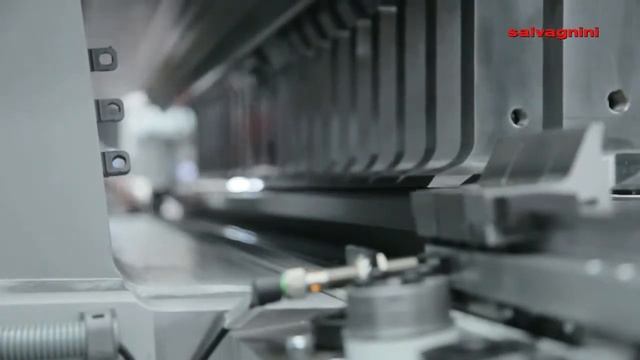 SALVAGNINI P2Xe. Гибка длинных панелей.