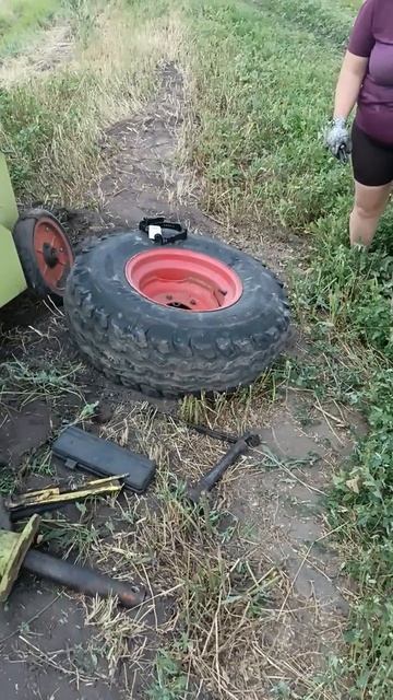 ставим колесо на пресс подборщик