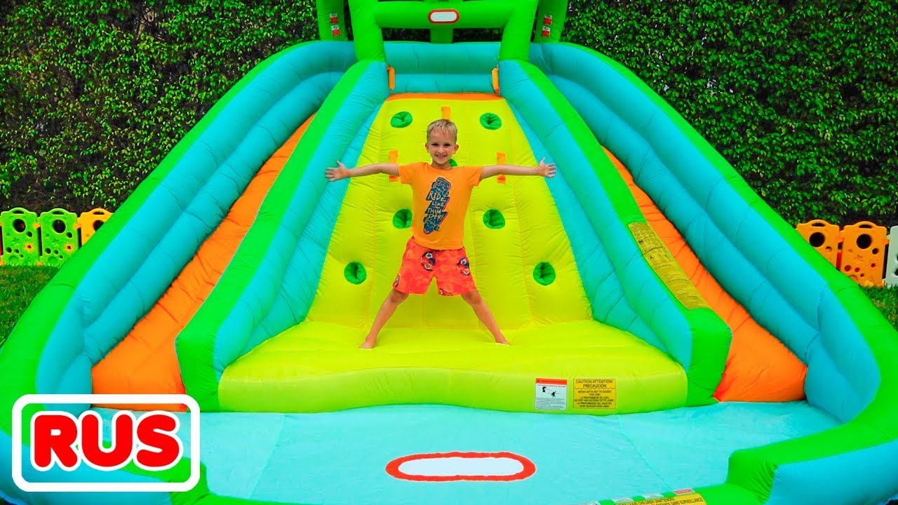 Влад и Ники играют с надувными игрушками! Видео для детей.