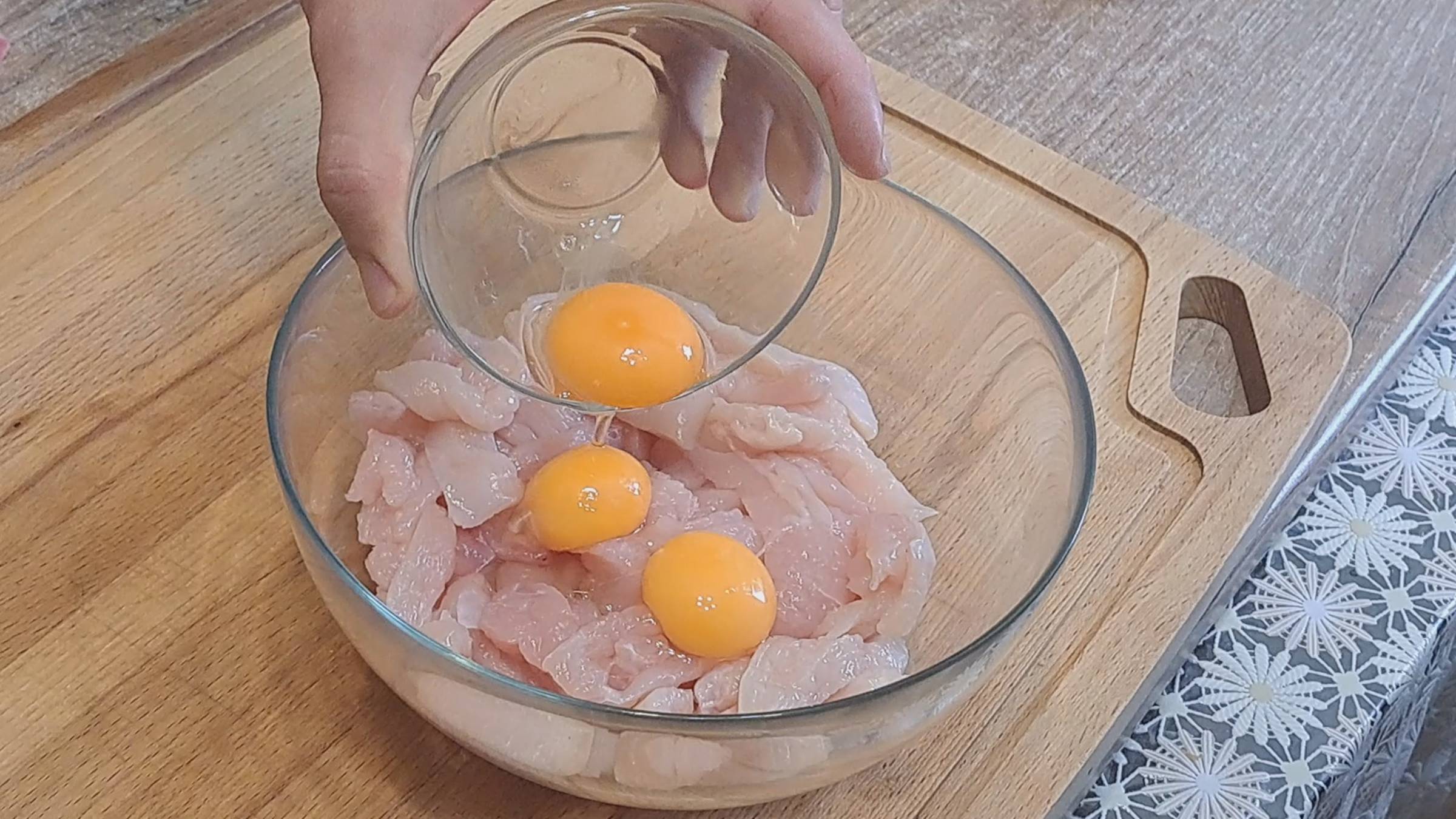 Просто залейте яйцами куриную грудку: быстро, вкусно и очень нежно