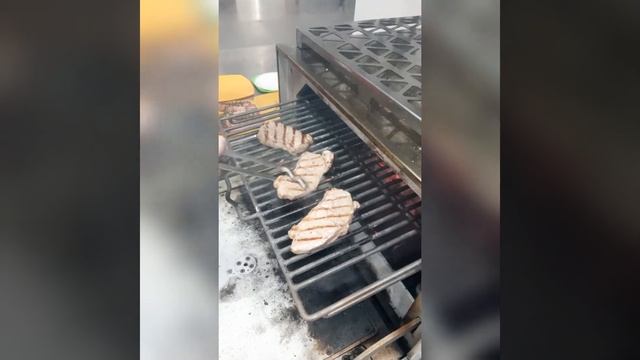 Готовим сочные стейки в гриль-печи Voldone аналог Хоспер (Josper) в работе