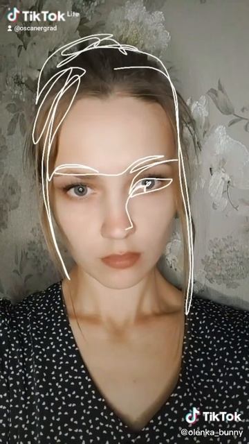 Самая красивая девочка рисует