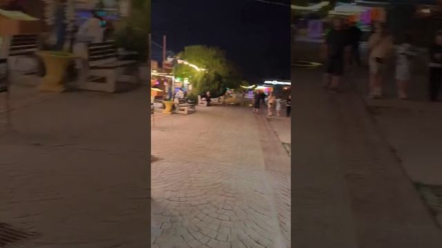 Пос. Витязево. 17 июня туристы отдыхают