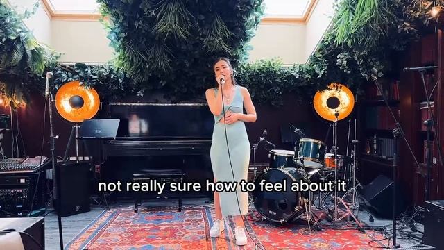 Ученица школы Лолита Краснова с композицией Stay, на сцене Клуба Алексея Козлова.