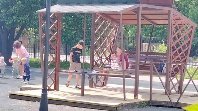Все кругом цветет и благоухает