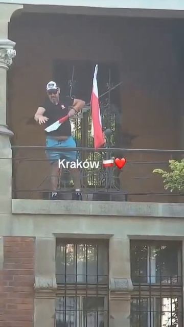 В Кракове со здания сорвали флаг Украины и заменили его польским