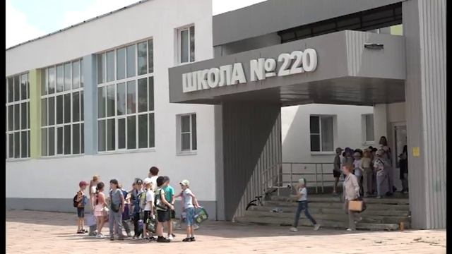 В 220-й школе ремонтируют бассейн и сажают сад