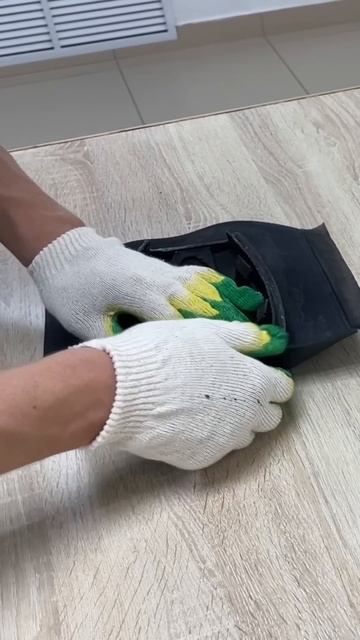 Приклеиваю материал на крышку газель.
