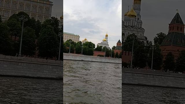 Московский Кремль. Прогулочный теплоход идёт по Москве реке в сторону Зарядья.