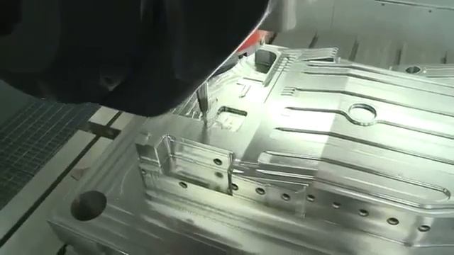 TRIMILL. Процесс фрезерования на станке VU3019.