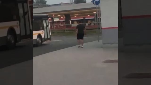 ‼️В Зеленограде мужчина из-за чего-то пришел в ярость и разбил двери у пассажирского автобуса‼️