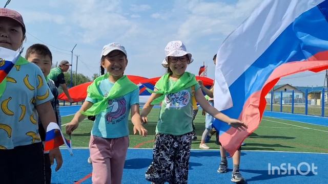 "Алдан" экологическай лааҕыр оҕолоро Россия күнүн ыллылар