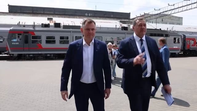 Глава региона Юрий Слюсарь и начальник СКЖД Сергей Задорин обсудили развитие рельсового транспорта.